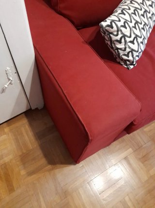 Sofá de tela rojo
