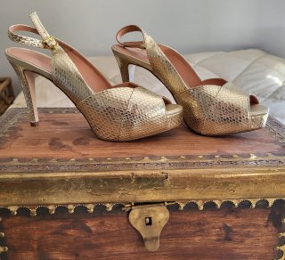 Zapatos de tacón dorados efecto piel serpiente