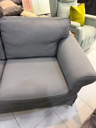 SOFA DE TELA GRIS DE 2 PLAZAS