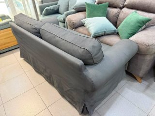 SOFA DE TELA GRIS DE 2 PLAZAS