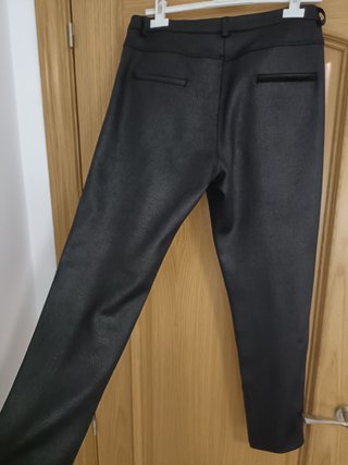 Pantalones negros efecto piel