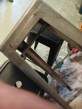 Taburetes de bar metálicos negros y plateados