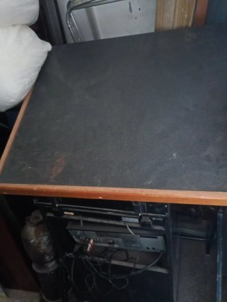 Mesa grande negra con detalles madera