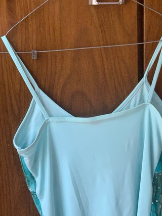 Top asimmetrico turchese con strass