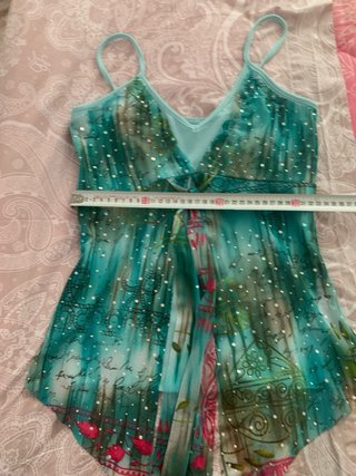 Top asimmetrico turchese con strass