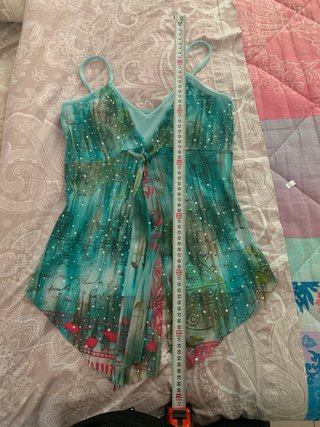 Top asimmetrico turchese con strass