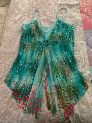 Top asimmetrico turchese con strass