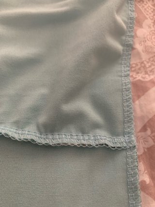Top asimmetrico turchese con strass