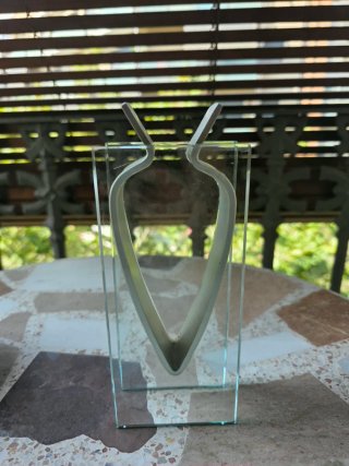 Jarrón de cristal y metal plateado