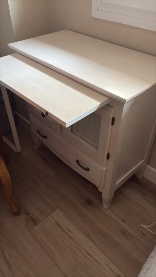 Mesita de noche de madera de pino.