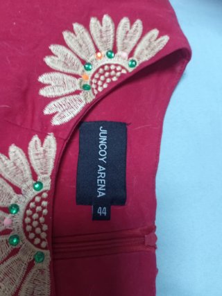 Vestido rojo con flores doradas