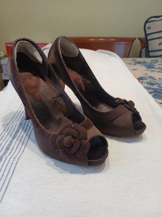Zapatos de salón marrones con flor
