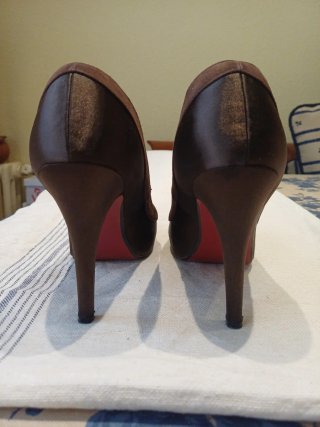 Zapatos de salón marrones con flor