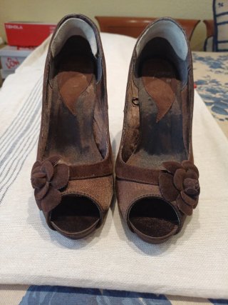 Zapatos de salón marrones con flor