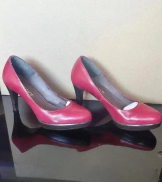 Zapatos de tacón color burdeos
