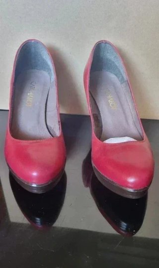 Zapatos de tacón color burdeos