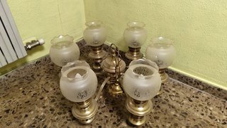 Lámpara de mesa dorada y transparente