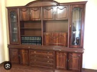 Mueble de madera con vitrina y cajones