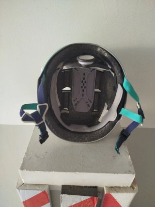 Casco infantil gris y turquesa