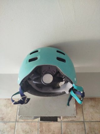 Casco infantil gris y turquesa