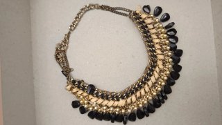 Collar dorado con detalles negros