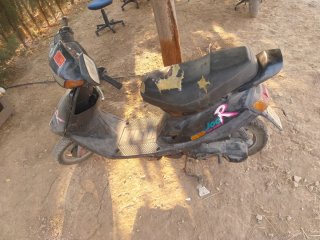 Moto Yamaha Scooter Negra