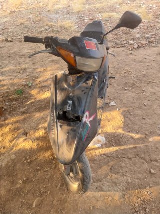 Moto Yamaha Scooter Negra