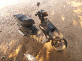 Moto Yamaha Scooter Negra