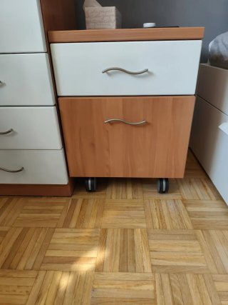Cómoda alta y mesilla ruedas