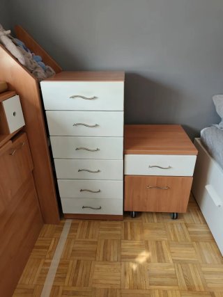 Cómoda alta y mesilla ruedas