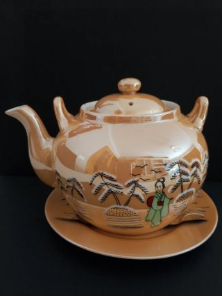 Tetera de porcelana dorada con diseño