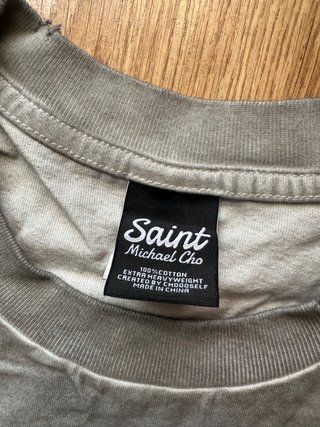 Camiseta gris desgastada