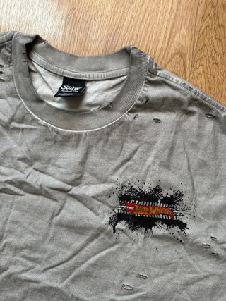 Camiseta gris desgastada