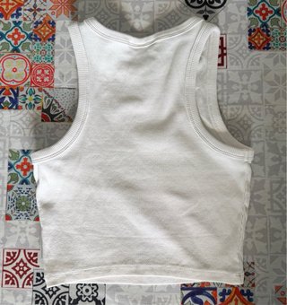 Camiseta sin mangas blanca básica