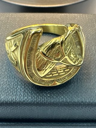 Anillo acero dorado con simbolo de caballo T25