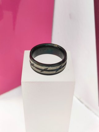 Anillo acero negro con lineas en plateado T18
