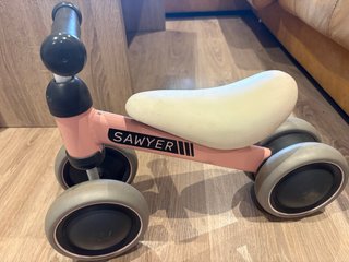 Triciclo Sawyer rosa para bebés