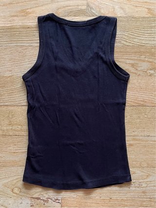Camiseta sin mangas cuello pico negra