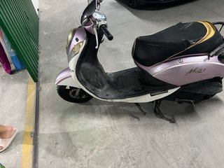 Moto Scooter SYM Mio Morado y Blanco