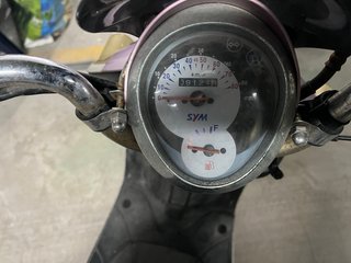 Moto Scooter SYM Mio Morado y Blanco