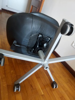 Sillón de oficina negro con ruedas