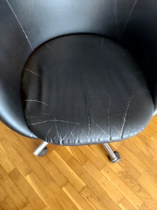 Sillón de oficina negro con ruedas