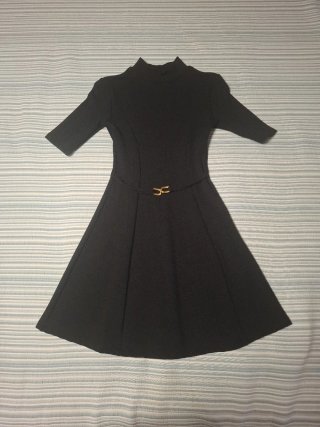 Vestido negro con cinturón dorado