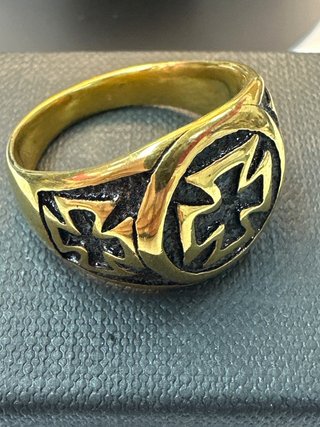 Anillo acero dorado con tres cruces de hierro T26