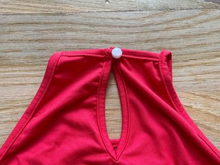 Camiseta roja sin mangas con detalles