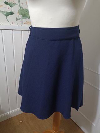 Falda azul con cinturón