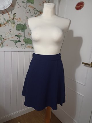 Falda azul con cinturón