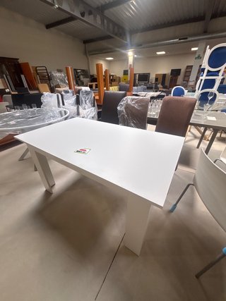 Mesa de comedor blanca de madera