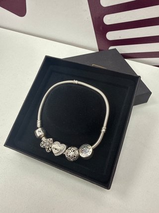 Pulsera Pandora + 4 Charms