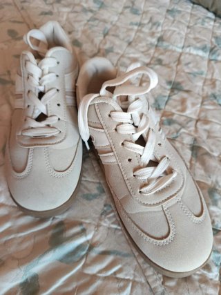 Zapatillas deportivas beige y blancas